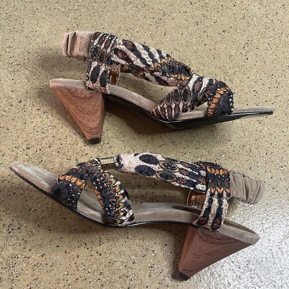 J.Renee "Yolanda" Fabric and Suede Wood Heel Sandals sz 8 - Picture 2 of 16
